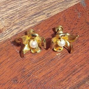 Vintage Tru-Kay 1/20 12 KT Gold Filled Flower With Pearl Screwback Earrings